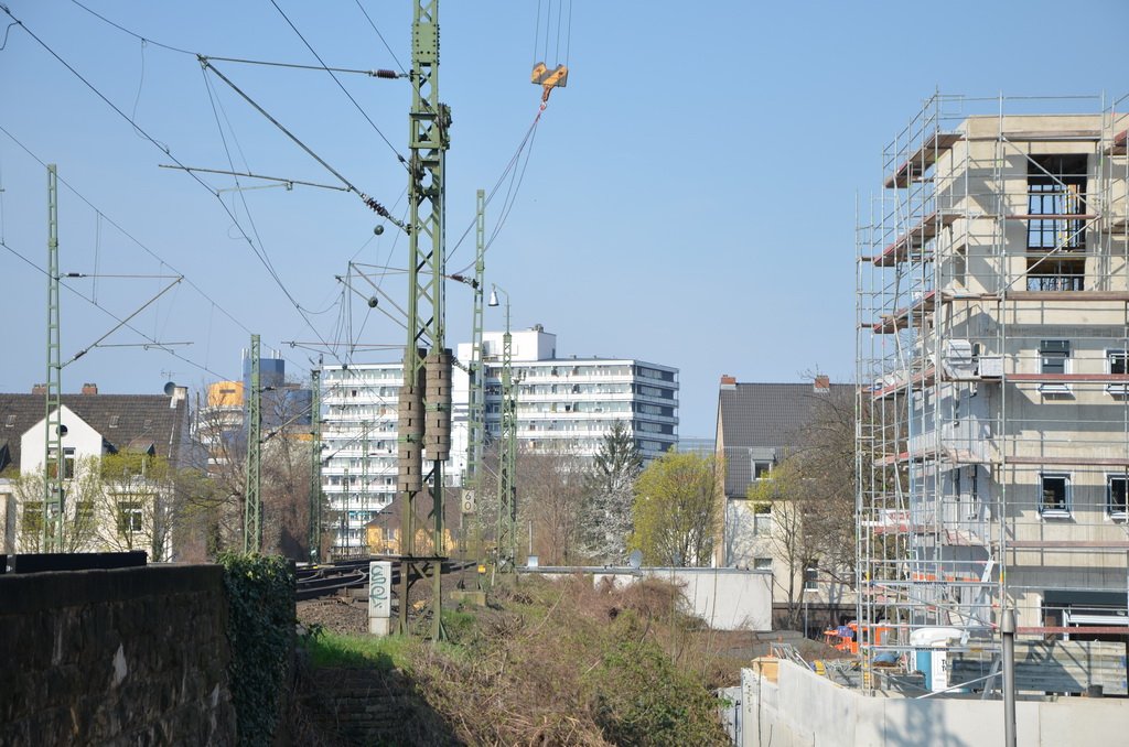 Einsatz BF Koeln Kran beruehrt Oberleitung DB Koeln Gremberg Taunusstr P024.JPG